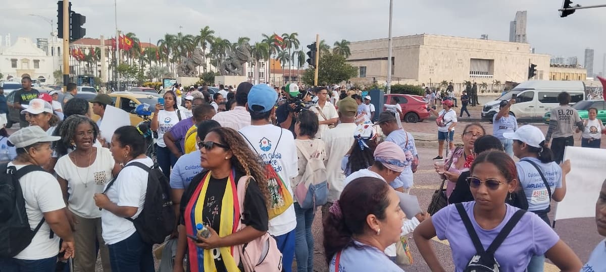 Manifestación en la Torre del Reloj provoca fuerte congestión vehicular en el Centro Histórico. // Óscar Díaz - EU