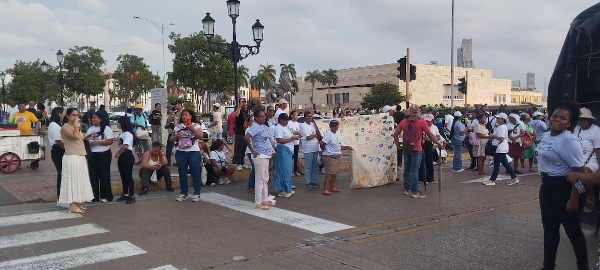 Manifestación en la Torre del Reloj provoca fuerte congestión vehicular en el Centro Histórico. // Óscar Díaz - EU