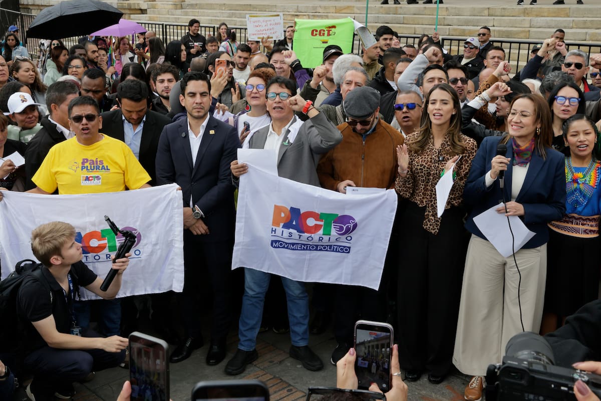 Manifestación opositora de rechazo a la investidura del presidente electo de Colombia, el ultraderechista Abelardo de la Espriella. // Foto: EFE/Carlos Ortega exministra de cultura Patricia Ariza