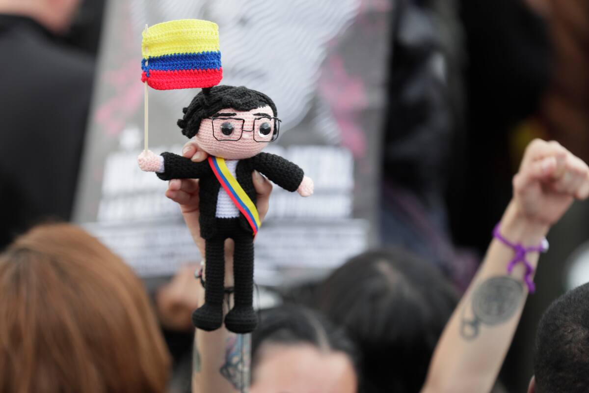 Una mujer sostiene un muñeco alusivo al presidente de Colombia, Gustavo Petro, durante una manifestación este miércoles, en la Plaza de Bolívar en Bogotá (Colombia). EFE/ Carlos Ortega