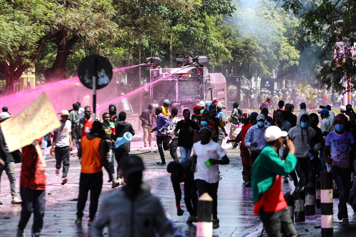 Video: manifestantes se toman e incendian el Parlamento de Kenia
