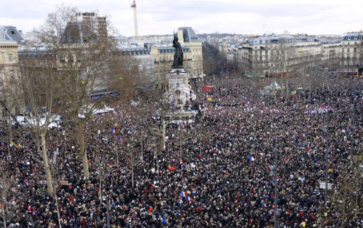 Las personas se congregaron en la Plaza de la República, en calles adyacentes y la plaza de la Bastilla, por la que está previsto que pase la manifestación. AFP BERTRAND GUAY