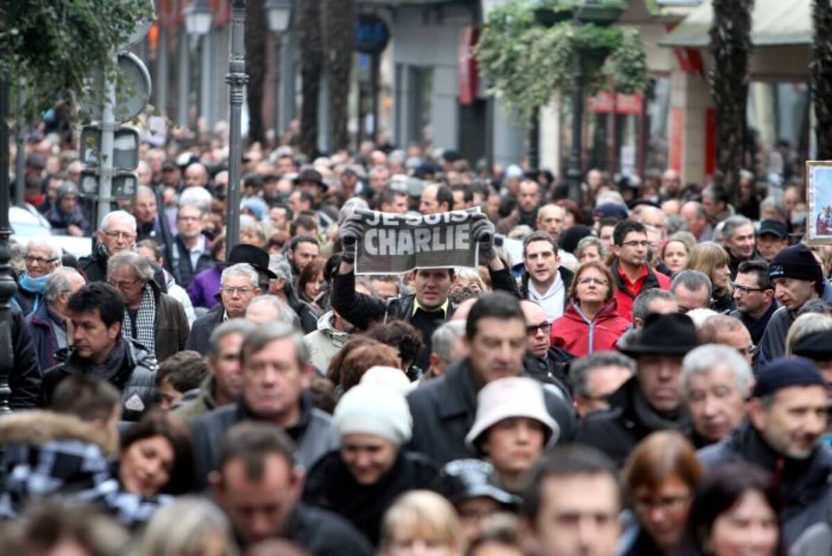 Las personas se congregaron en la Plaza de la República, en calles adyacentes y la plaza de la Bastilla, por la que está previsto que pase la manifestación. AFP LAURENT DARD
