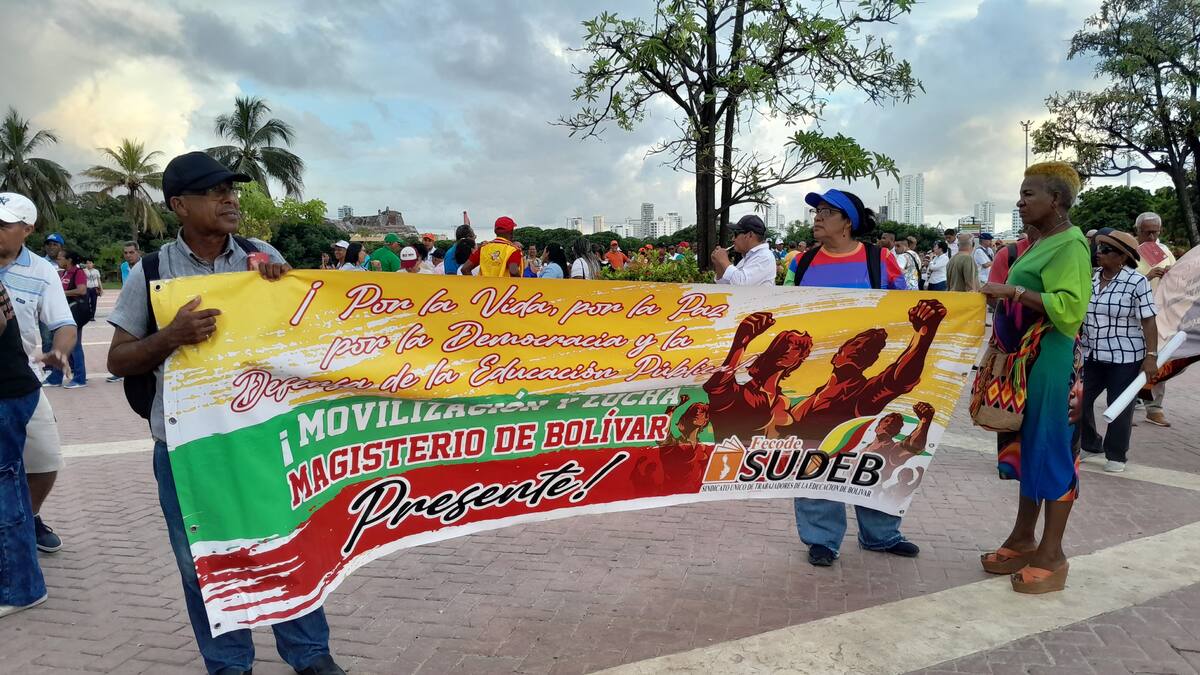 Manifestantes en Cartagena apoyaron la gestión del presidente Petro con una marcha desde la India Catalina hasta el Camellón de los Mártires.// Foto: Julio Castaño- El Universal