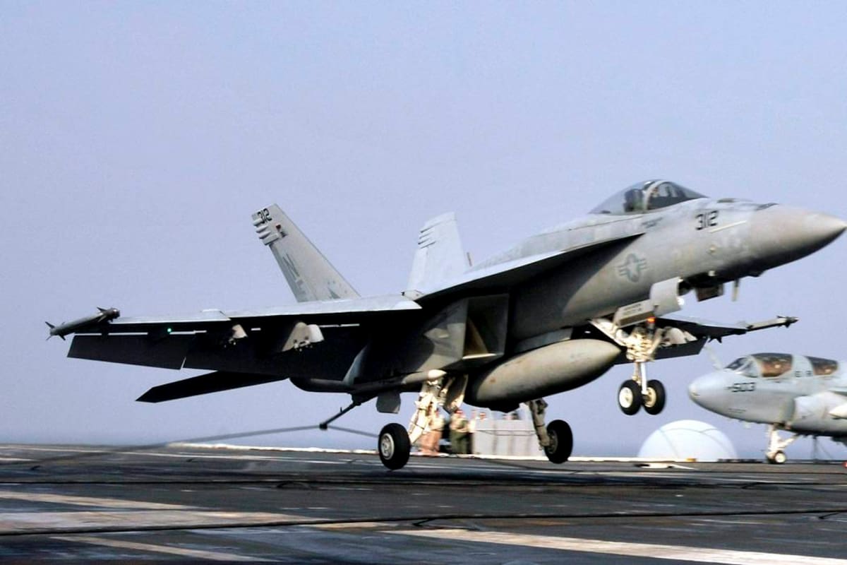 Un avión F/A-18 Hornet aterriza en el portaviones estadounidense George Washington, en aguas de la península coreana, el 29 de noviembre de 2010. EFE/David A. Cox ***SOLO PARA USO EDITORIAL***
