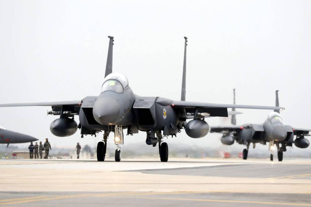 JHK01 GUNSAN (COREA DEL SUR) 20/4/2017 Varios cazas F15 K de la Fuerza Aérea de Corea del Sur permanecen en las instalaciones militares en Gunsan hoy, 20 de abril de 2017. Corea del Sur y Estados Unidos celebran estos días las maniobras conjuntas anuales Max Thunder. EFE/JEON HEON-KYUN