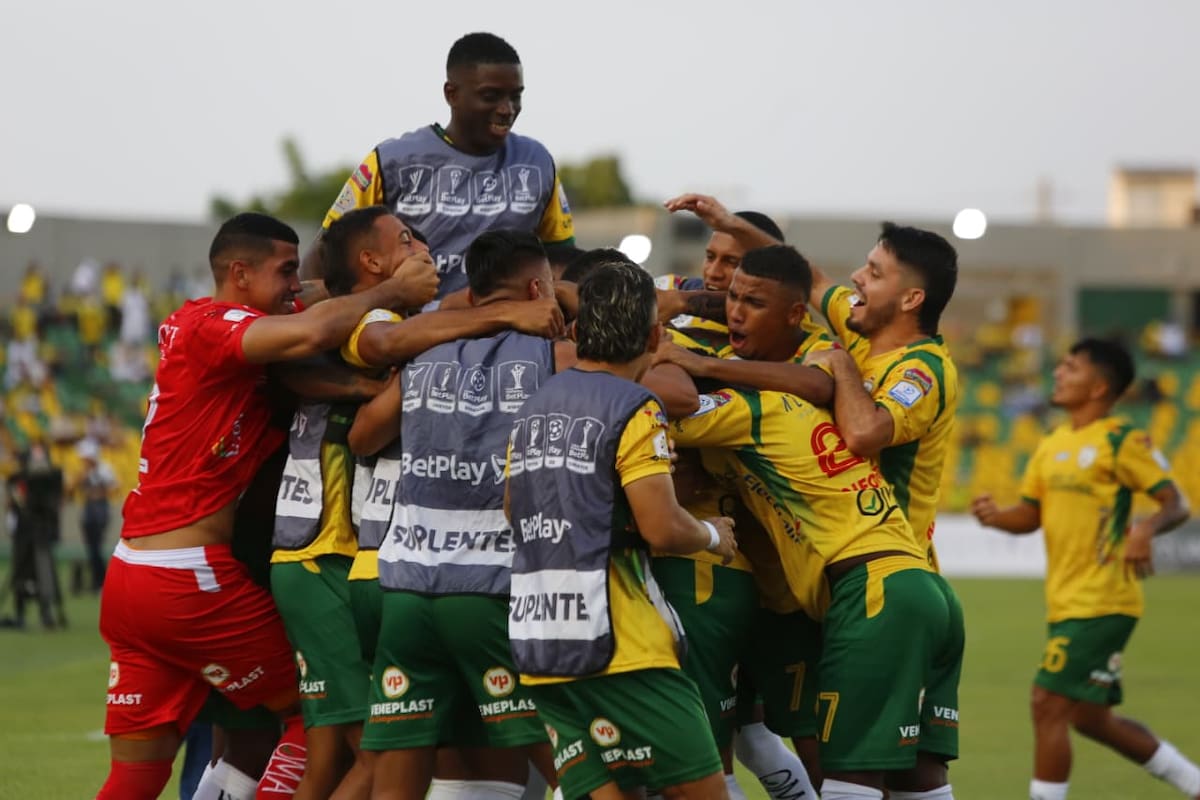 Celebración de los jugadores de Real Cartagena en el triunfo ante Atlético. //LUIS HERRÁN EL UNIVERSAL