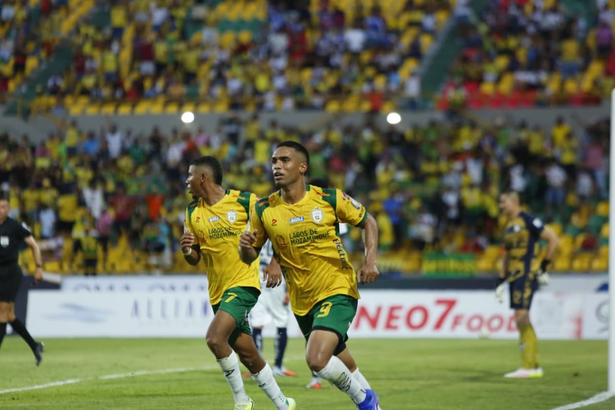 Mauro Manotas hizo cuatro goles y Real Cartagena goleó y es líder