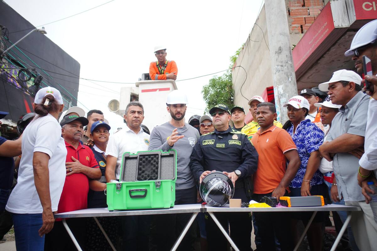 Jaime Hernández, director de Distriseguridad, junto con la Policía Metropolitana, conversando con la comunidad de El Pozón. // Cortesía