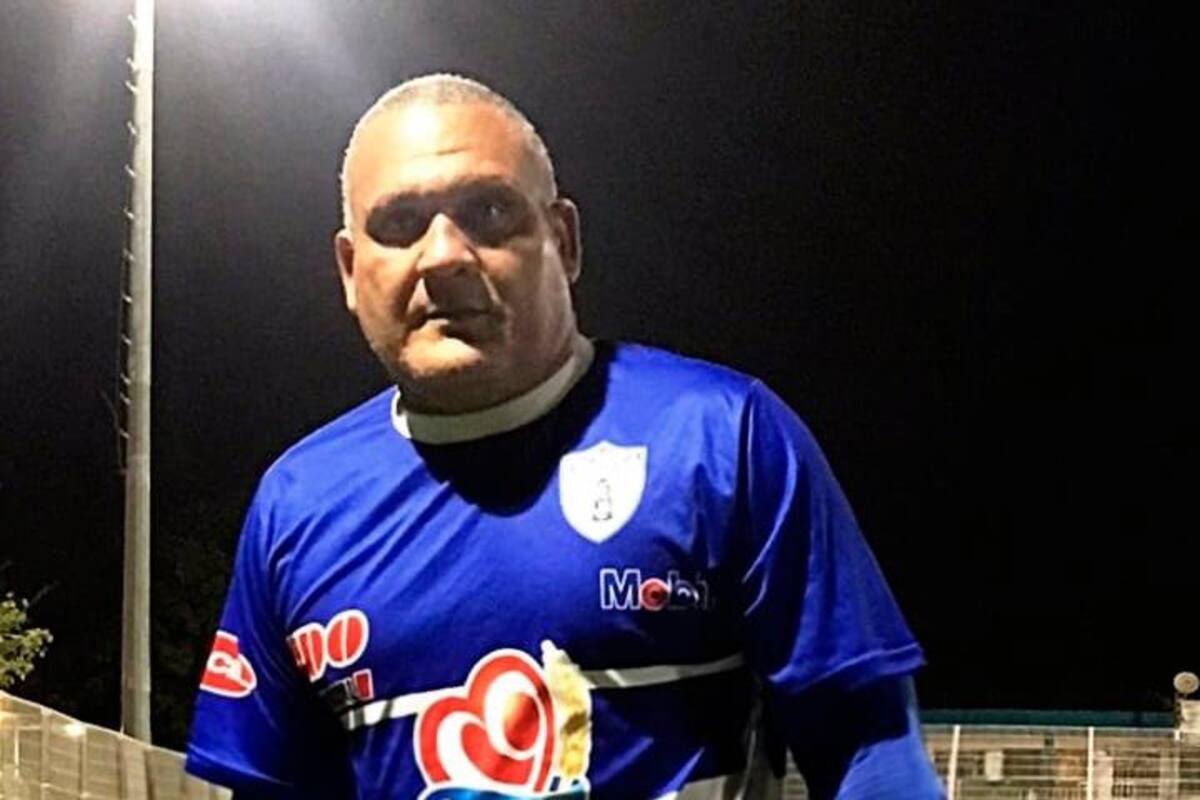 ¡Qué buen trabajo!: Manuel Berdugo les ayuda a ponerle el cerrojo al arco