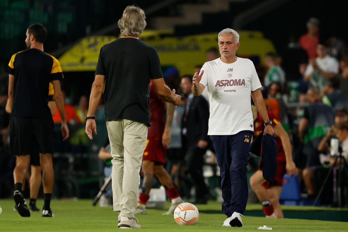 Los entrenadores del Real Betis, Manuel Pellegrini (i), y del Madrid, en su etapa en el As Roma, José Mourinho. //Foto, EFE: Julio Muñoz