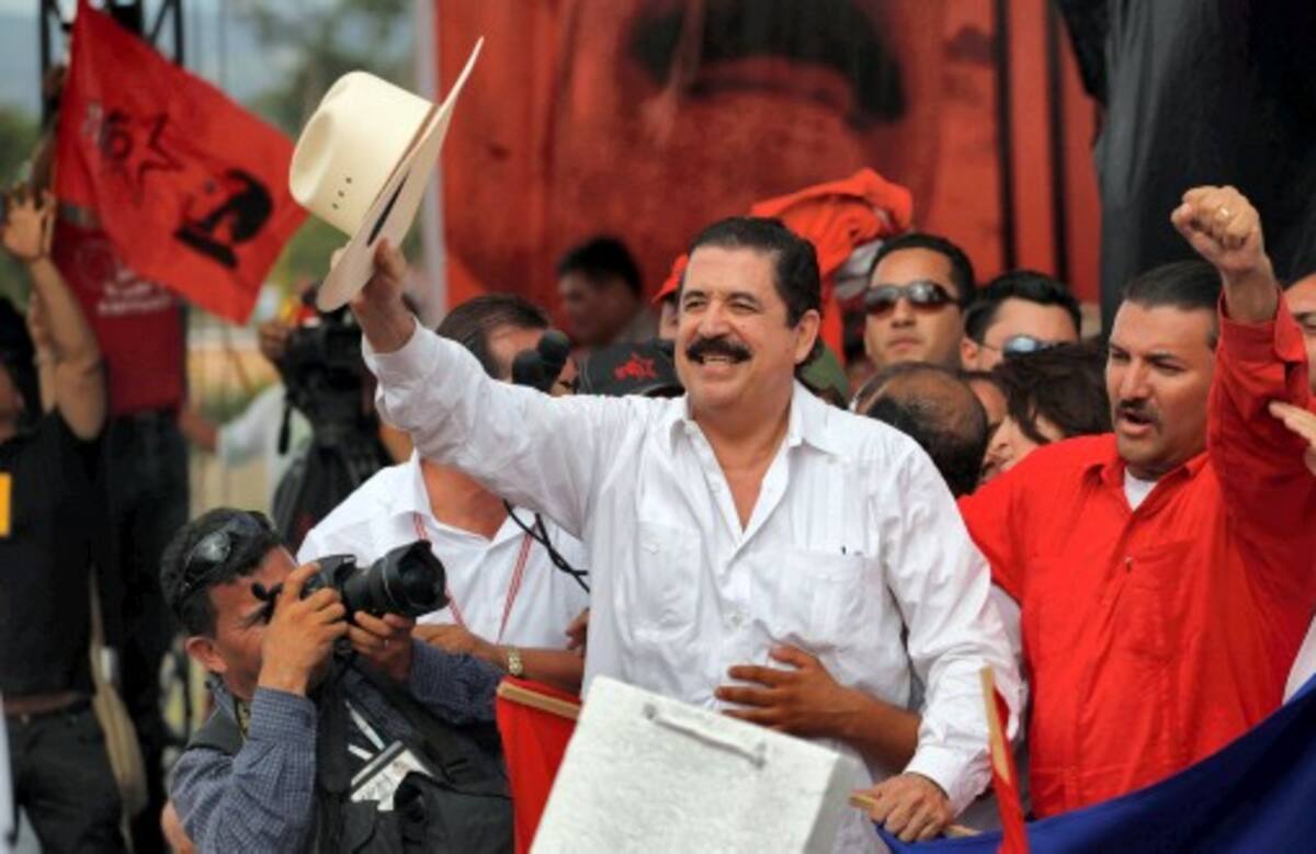 Manuel Zelaya se dirigió a sus seguiodores después que llegó a Honduras. AFP