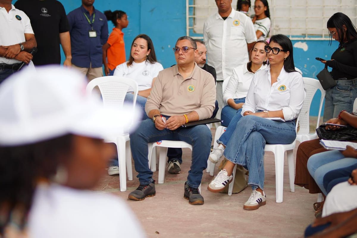 Alcalde Dumek Turbay prioriza solución al alcantarillado de Manzanillo del Mar y anuncia inversiones integrales para la comunidad. // Foto: cortesía.