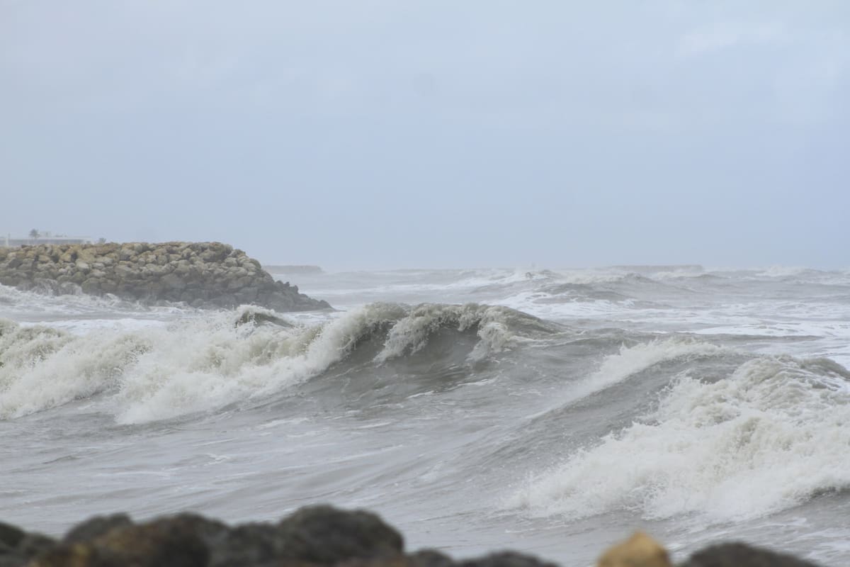 Imágenes del efecto del Mar de Leva con el frente frio en Cartagena. // Julio Castaño - El Universal