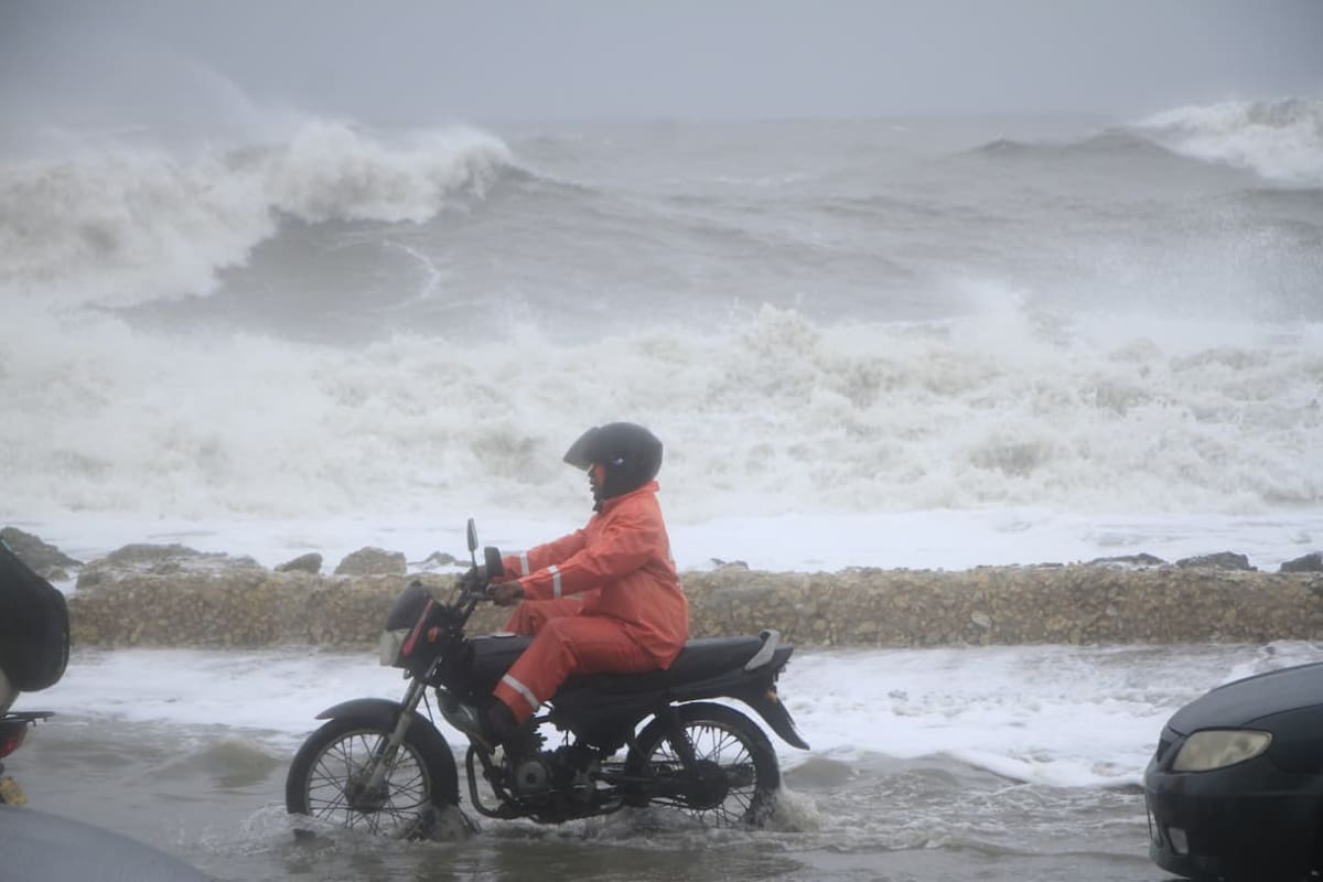 Habilitan la avenida Santander luego de cierre por mar de leva en Cartagena
