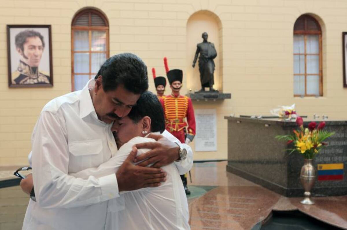 Maradona, antes había visitado la tumba de Hugo Chávez, en compañía del hoy presidente Nicolás Maduro. AFP