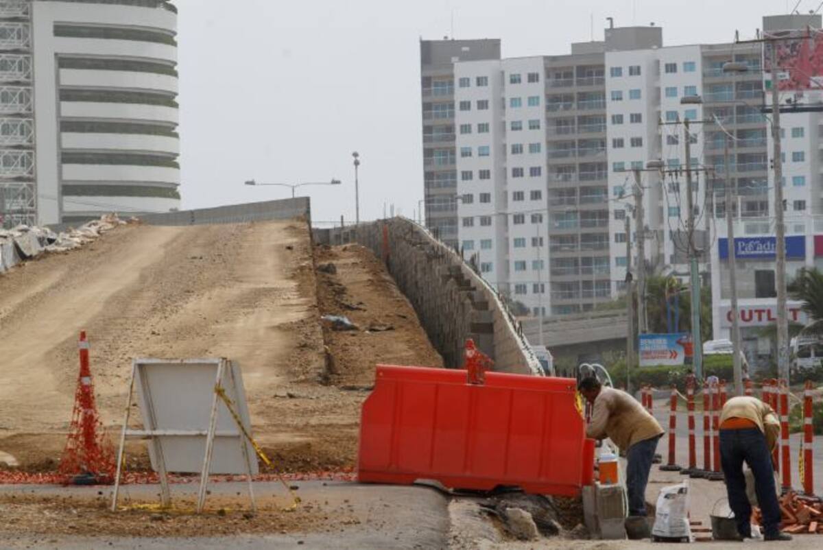 En los terraplenes del puente que está sobre la Santander se construyen los andenes y barandas. Foto: Julio Castaño
