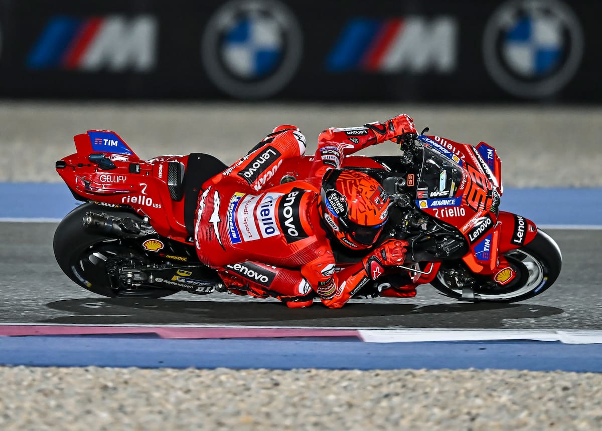 El piloto español de MotoGP Marc Márquez del equipo Ducati Lenovo en acción durante el Gran Premio de Motociclismo de Catar en el Circuito Internacional de Lusail. //EFE