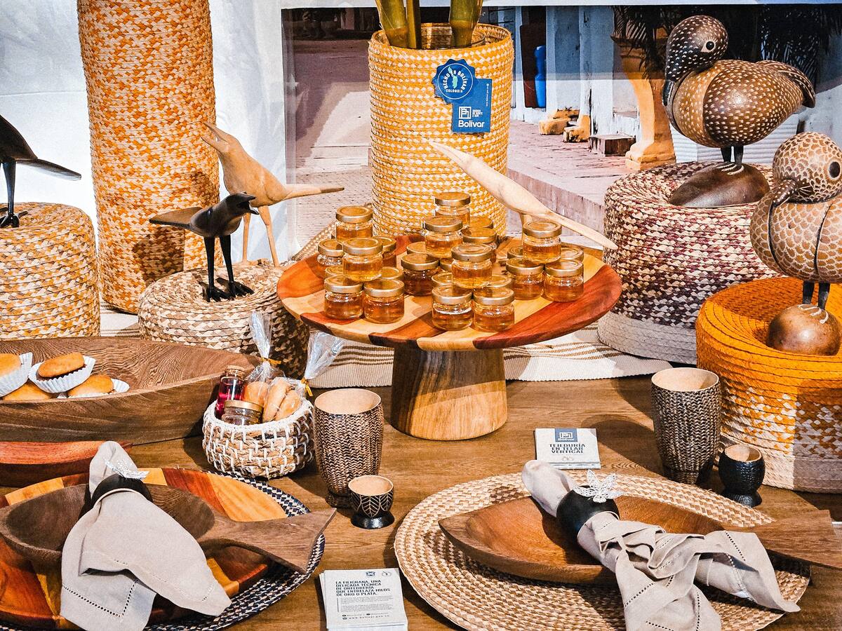 Productos elaborados a mano en madera y palma.