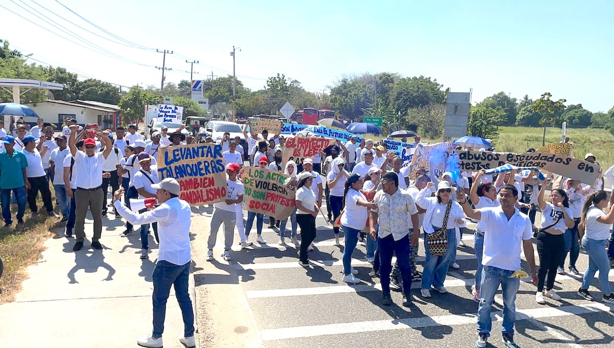 Trabajadores y contratistas de Autopistas del Caribe durante la marcha de este viernes 31 de enero en el peaje de Sabanagrande.//Cortesía.