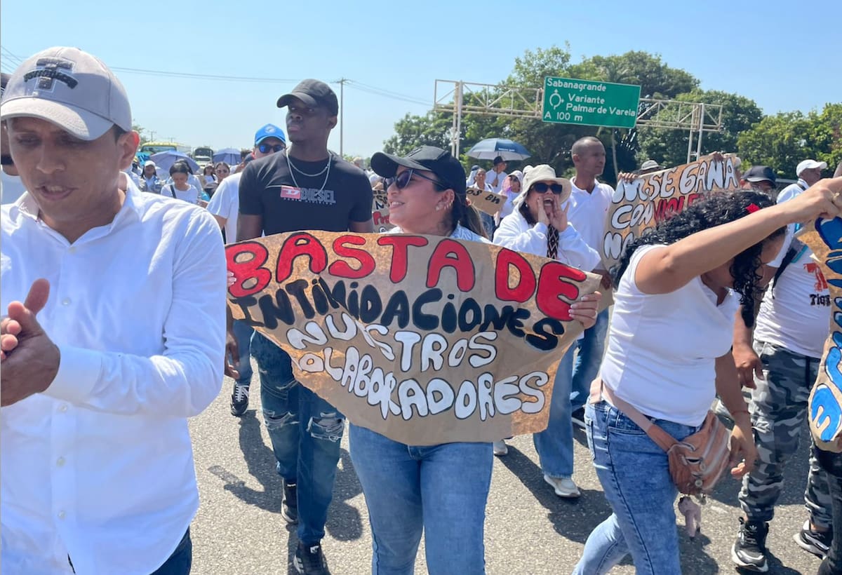 Trabajadores y contratistas de Autopistas del Caribe del peaje de Sabanagrande exigieron acompañamiento de las autoridades.//Cortesía.