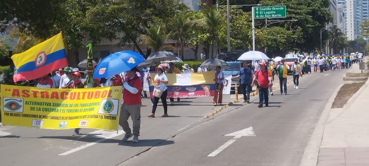 Marcha de los trabajadores a la altura del Hospital Naval de Cartagena. // Foto: Óscar Díaz Acosta