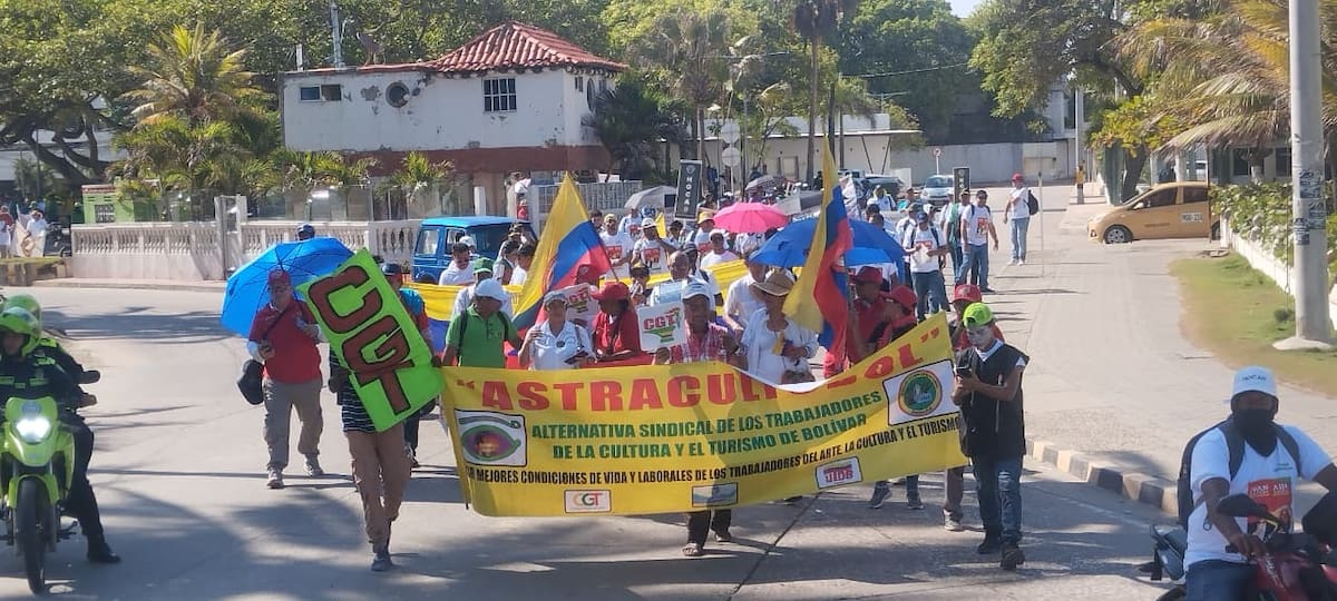 Marcha de los trabajadores que partió desde Bocagrande. // Foto: Óscar Díaz Acosta