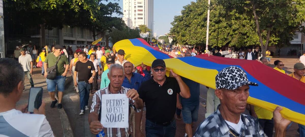La movilización en apoyo a Petro, en Cartagena, culminó en la Plaza de la Paz. // Foto: Oscar Díaz.