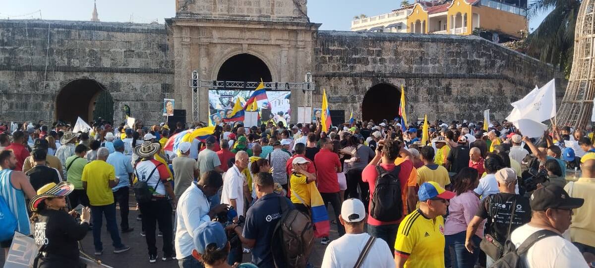 Los sectores sindicales y sociales manifestaron en Cartagena, en apoyo a la "soberanía nacional". // Foto: Oscar Díaz.
