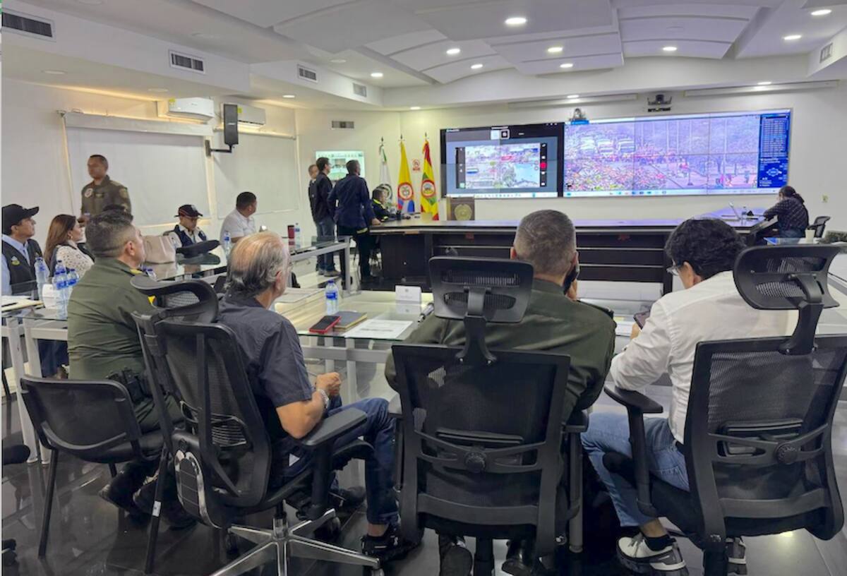 El gobernador del Atlántico, Eduardo Verano y comandante de la Policía Metropolitana, general Edwin Urrego, siguieron las marchas desde el Puesto de Mando Unificado.//Cortesía.