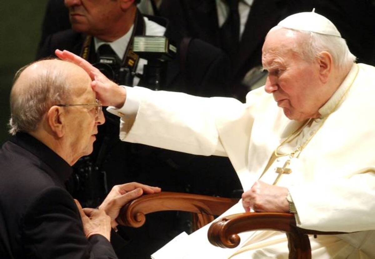 En esta foto tomada en el 2004, el Papa Juan Pablo II da su bendición al padre Maciel Marcial, fundador de los Legionarios de Cristo. AP