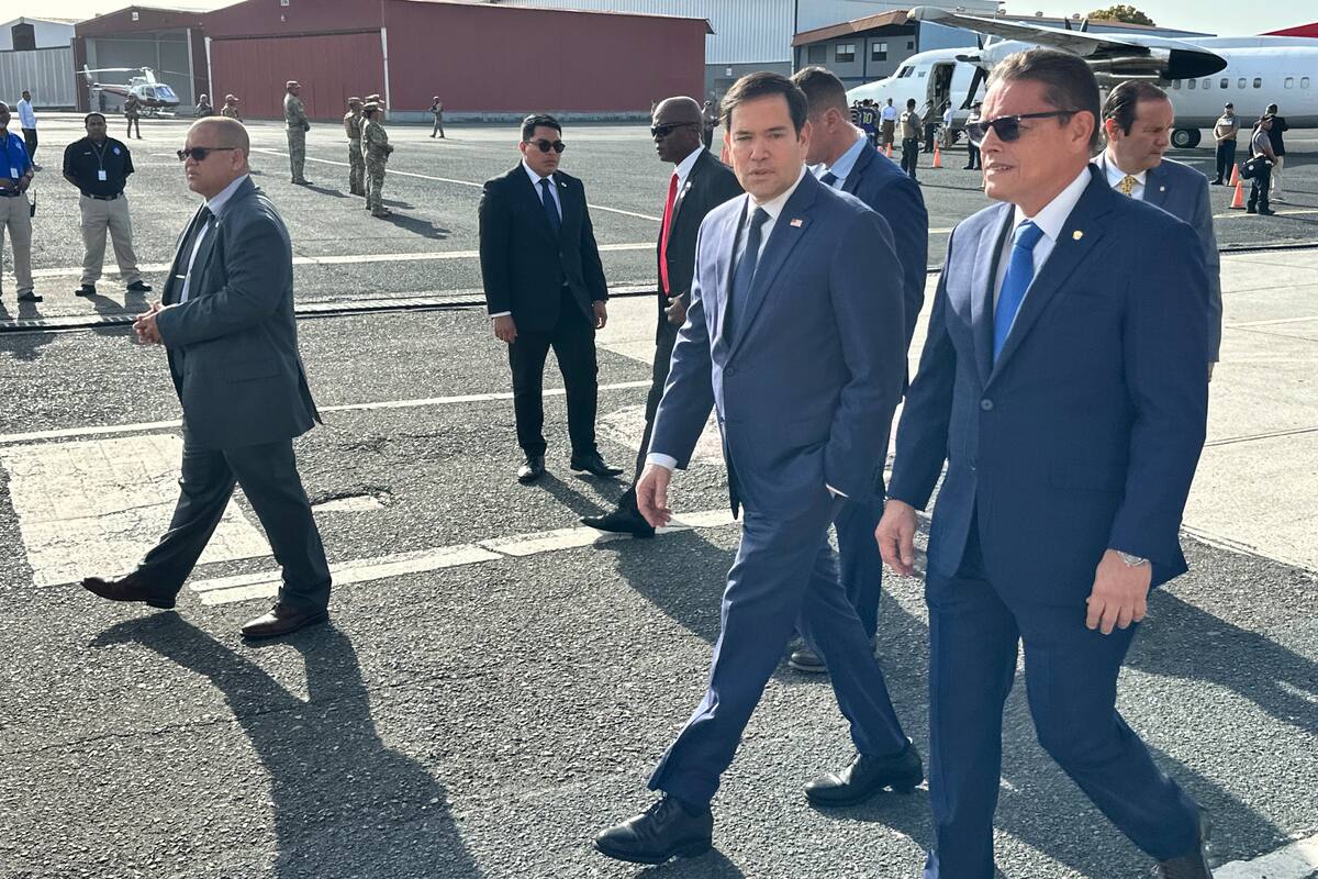 El secretario de Estado de Estados Unidos, Marco Rubio (2-d), camina junto al ministro de Seguridad Pública de Panamá, Frank Abrego (d) este lunes, en la pista del Aeropuerto Internacional Marcos A. Gelabert en la Ciudad de Panamá (Panamá). //EFE