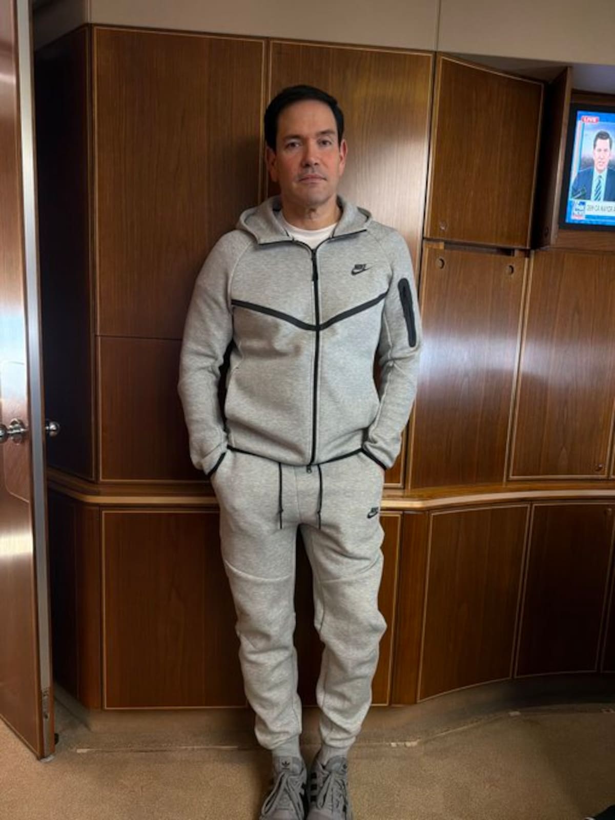 E secretario de Estado de Estados Unidos, Marco Rubio, posando en el avión presidencial, rumbo a China, con la ropa deportiva que llevaba el expresidente de Venezuela, Nicolás Maduro, durante su captura el pasado 3 de enero por parte de las Fuerzas Armadas estadounidenses. EFE/ @StevenCheung47.
