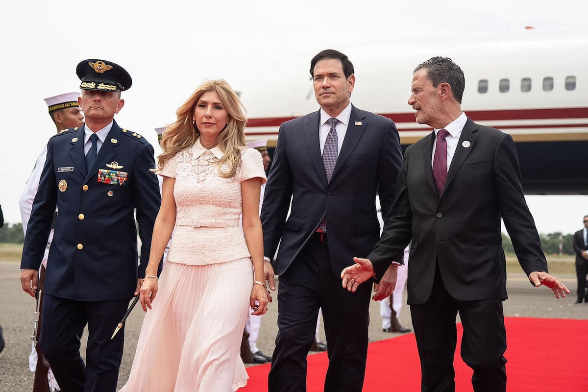 Marco Rubio y su esposa, Jeanette Christina Dousdebes Rubio, en Colombia. // Foto: Cancillería