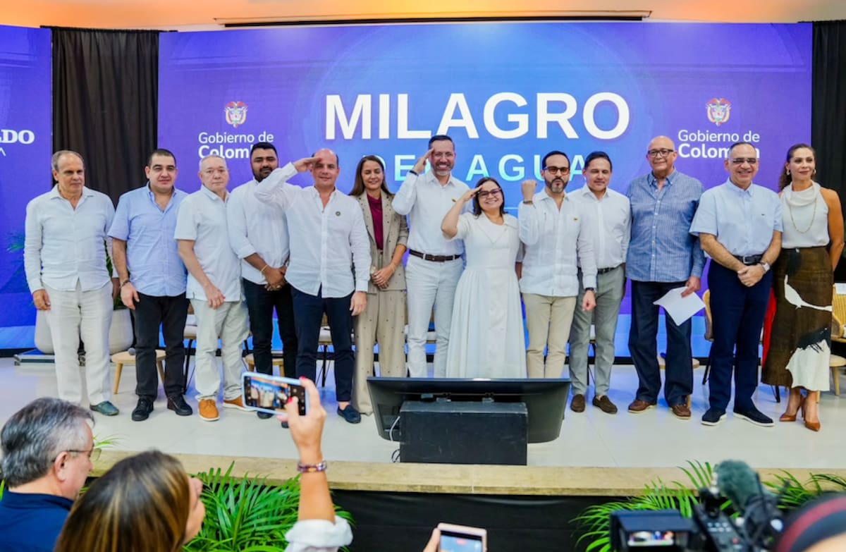 Aspecto de la mesa de trabajo del presidente de Colombia Abelardo De la Espriella desarrollada en la Universidad Sergio Arboleda, en la que participaron la gobernadora Margarita Guerra y los alcaldes de Ciénaga, Puebloviejo y Sitionuevo y los gremios del Magdalena.//Cortesía DCGDM.