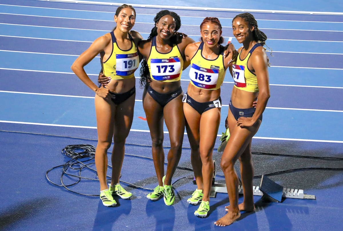 María Alejandra Rocha (izda.) obtuvo medalla de plata en atletismo, en la prueba de relevo femenino 4x400 metros.//Cortesía Indeportes Atlántico.