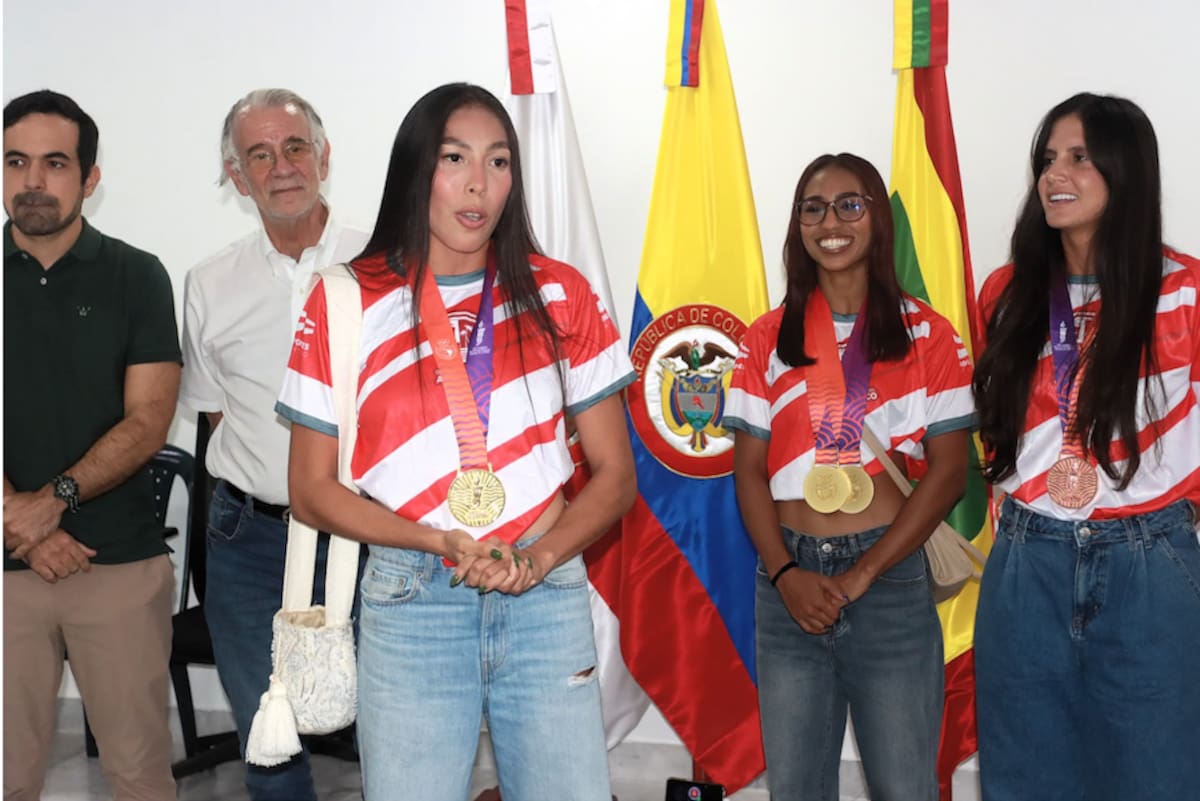 María Alejandra Rocha, Marleth Ospino y María Paulina Pérez, ganadoras de medallas en los Juegos Suramericanos de Santa Fe, Argentina. Detrás de ellas el director de Indeportes, Iván Urquijo y el gobernador Eduardo Verano.//Cortesía DCGDA.