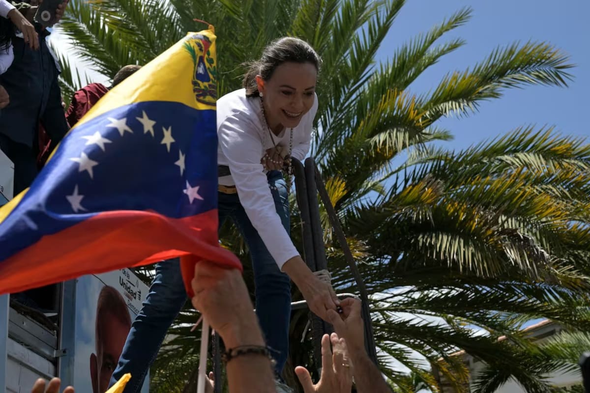 Al grito de “libertad”, manifestantes reciben a María Corina Machado