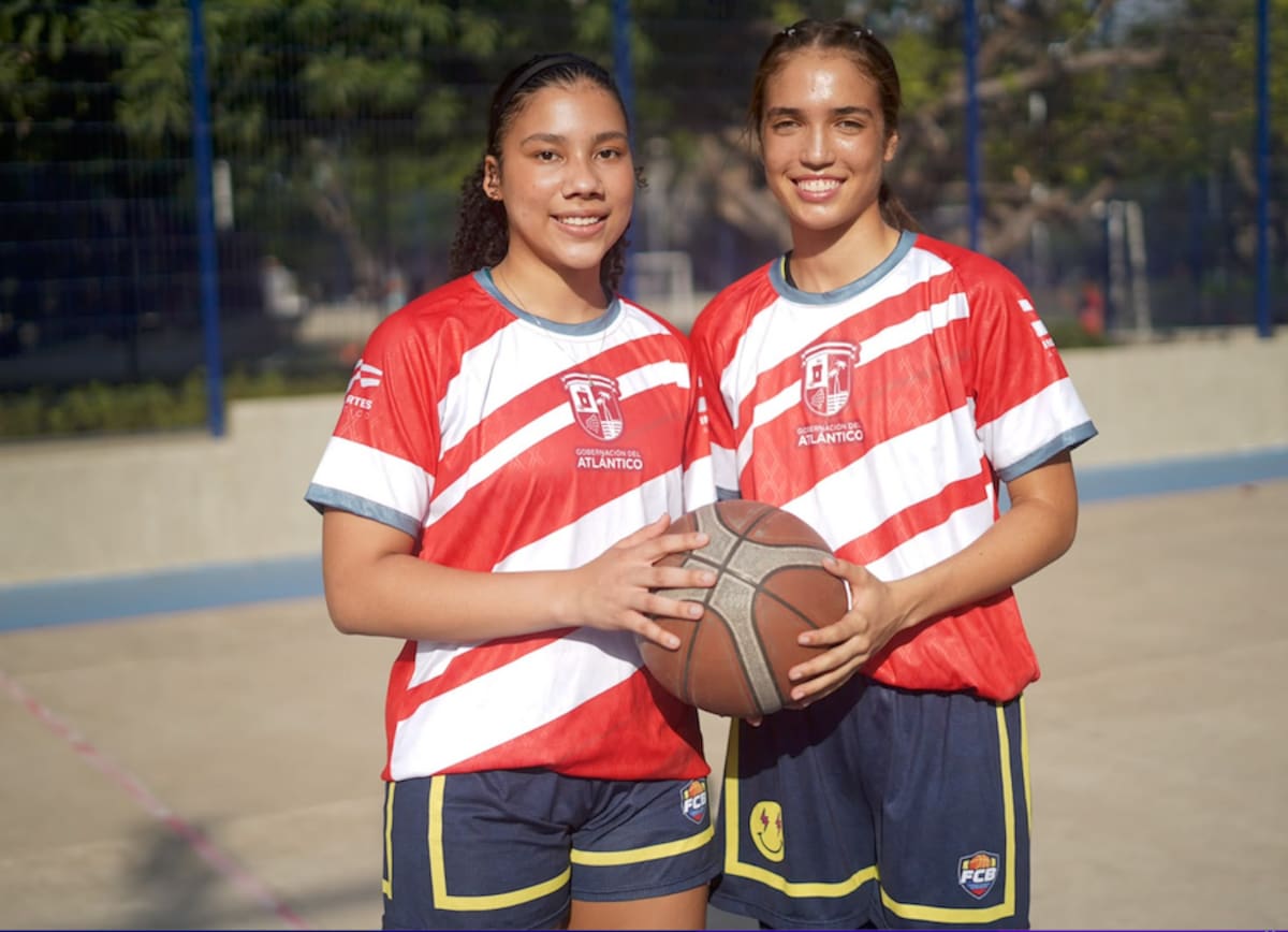 Las deportistas María Elisa Millán y Keren Bertel, que hacen parte del programa Atleta Apoyado de la Gobernación del Atlántico, a través de Indeportes, integran la Selección Colombia que disputará la Copa Mundial FIBA U17 Femenina en Brno, República Checa.//Cortesía Gobernación del Atlántico.