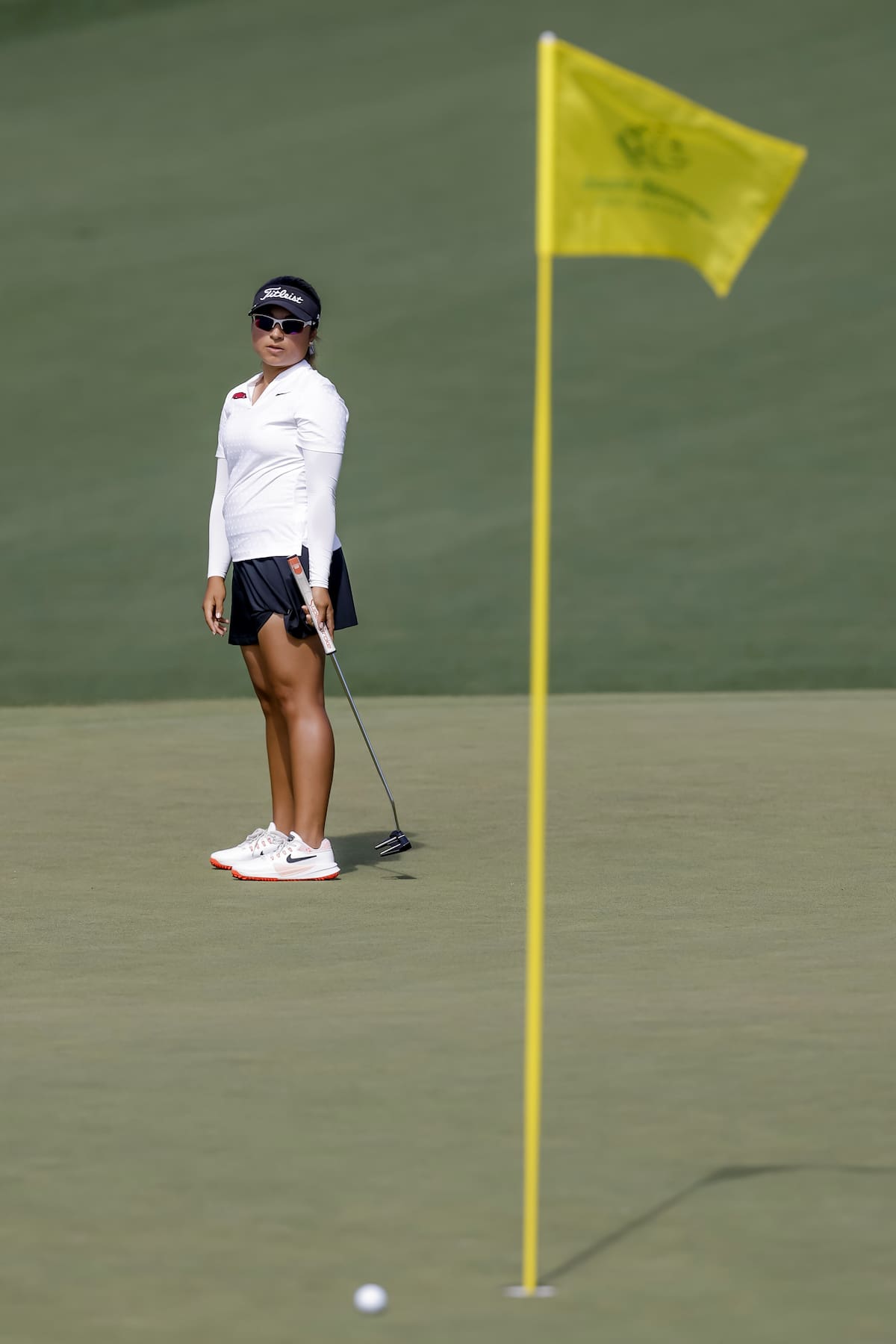 María José Marín, de Colombia, realiza un putt en el segundo hoyo durante la ronda final del torneo de golf amateur femenino Augusta National 2026. //Foto, EFE: ERIK S. LESSER
