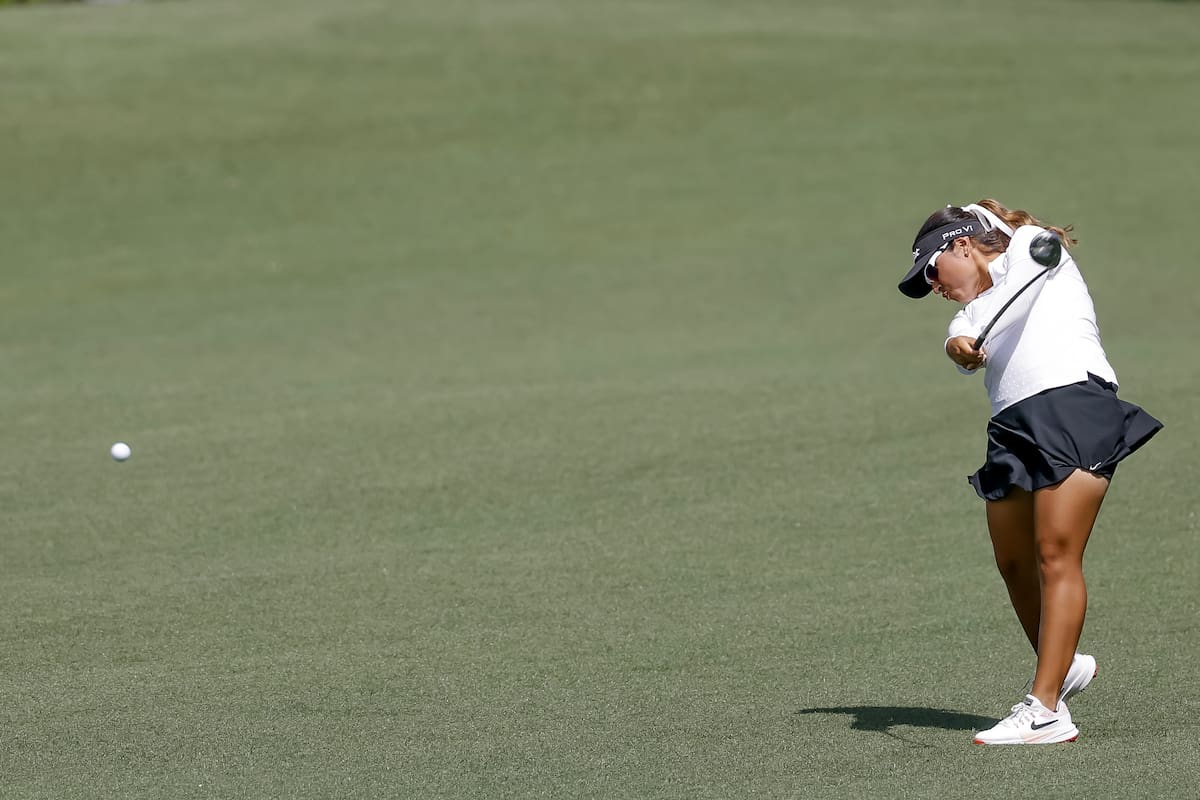 María José Marín (derecha), de Colombia, golpea la bola desde la calle del segundo hoyo durante la ronda final del torneo de golf amateur femenino Augusta National 2026. //Foto, EFE: ERIK S. LESSER
