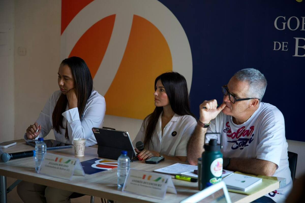 La gobernadora encargada de Bolívar, Juliana Solano Char, lideró una jornada de trabajo con líderes y habitantes de la comunidad de Nueva Florida, en el municipio de Maríalabaja. También estuvieron la gerente de Aguas de Bolívar, Eliana Romero; y el director de Participación Ciudadana y Acción Comunal de la Gobernación de Bolívar, Andrés Betancourt González. // Foto: Cortesía - Gobernación de Bolívar.