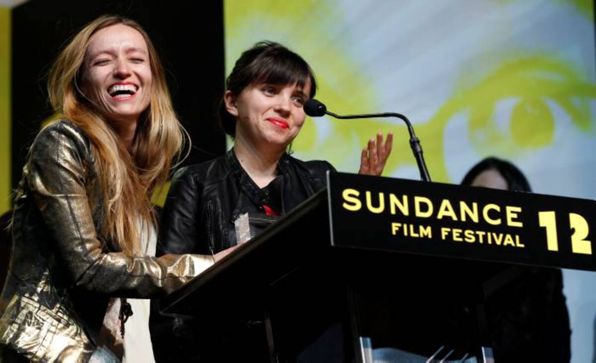 Marialy Rivas, a la izquierda, se ríe mientras Camila Gutiérrez dice: “Yo no hablo inglés muy bien, pero quiero decir gracias y tengan mucho sexo”, mientras que aceptan el premio al mejor guión. AP Danny Moloshok