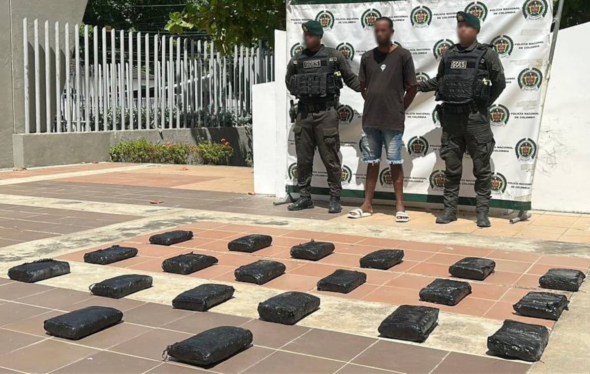 Uniformados del Goes sorprendieron en Olaya Herrera a un hombre con un cargamento de marihuana. // FOTO: POLICÍA METROPOLITANA DE CARTAGENA.
