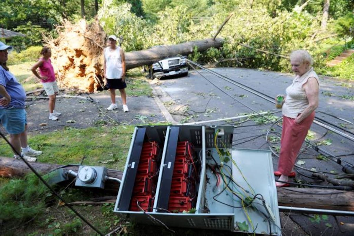 La mañana del sábado, pasada la tormenta, los habitantes de la región capital de Estados Unidos se encontraron con calles llenas de ramas, basura y instalaciones de electricidad derribadas por los fuertes vientos. AP Cliff Owen