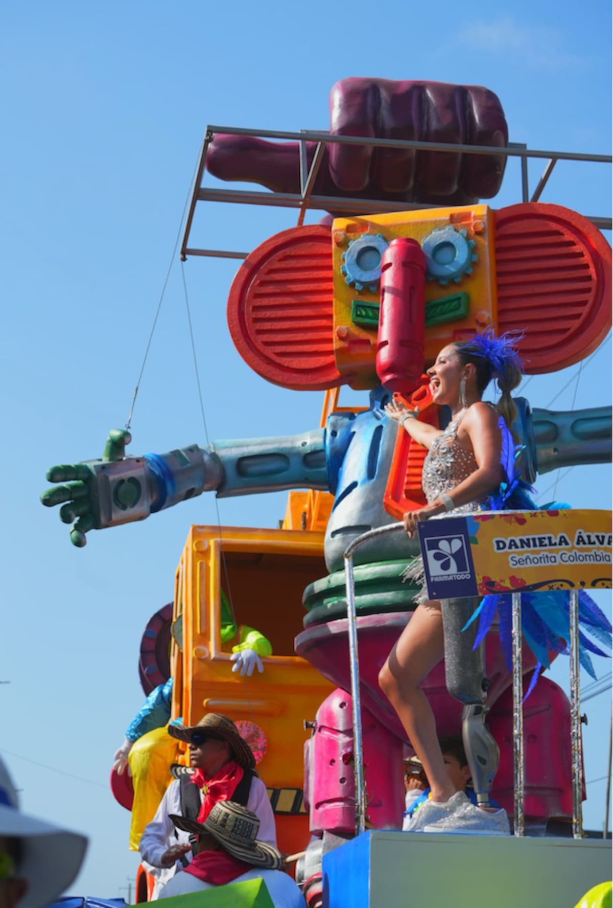 ‘Marimonda Mecánica’, carroza que ocupó el segundo lugar en la Batalla de Flores, en ella iba la exseñorita Colombia.//Cortesía Carnaval de Barranquilla.