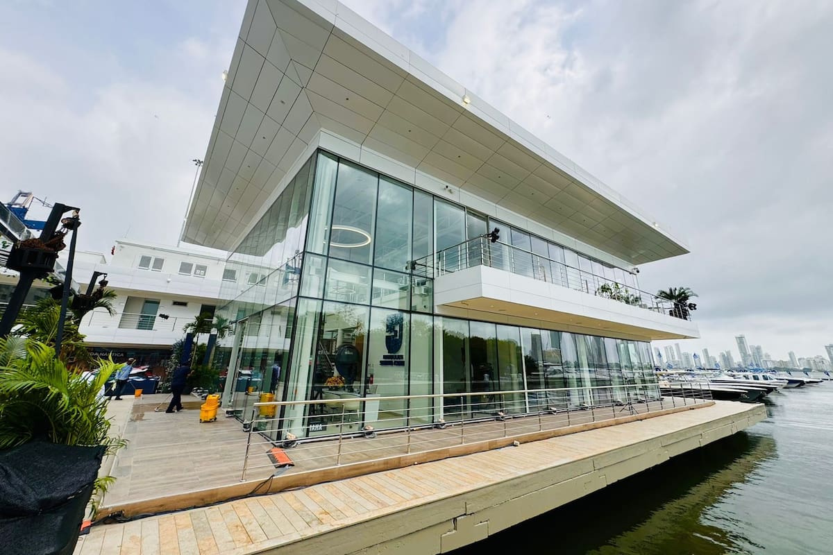 Eduardoño inaugura marina en Cartagena y anuncia planta para fabricar botes