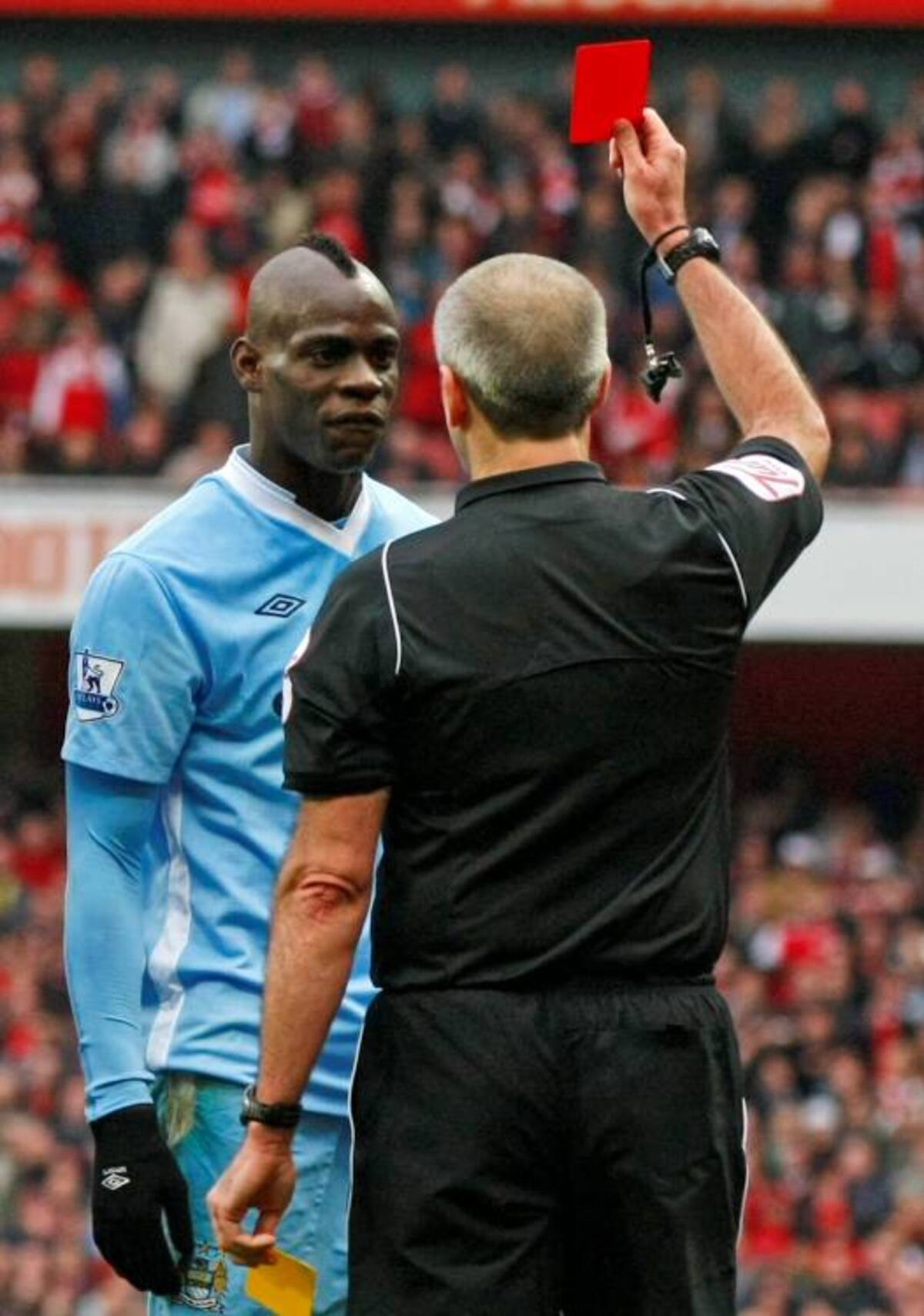 Mario Balotelli mientras recibía la tarjeta roja por parte del árbitro Martin Atkinson AP Tim Hales