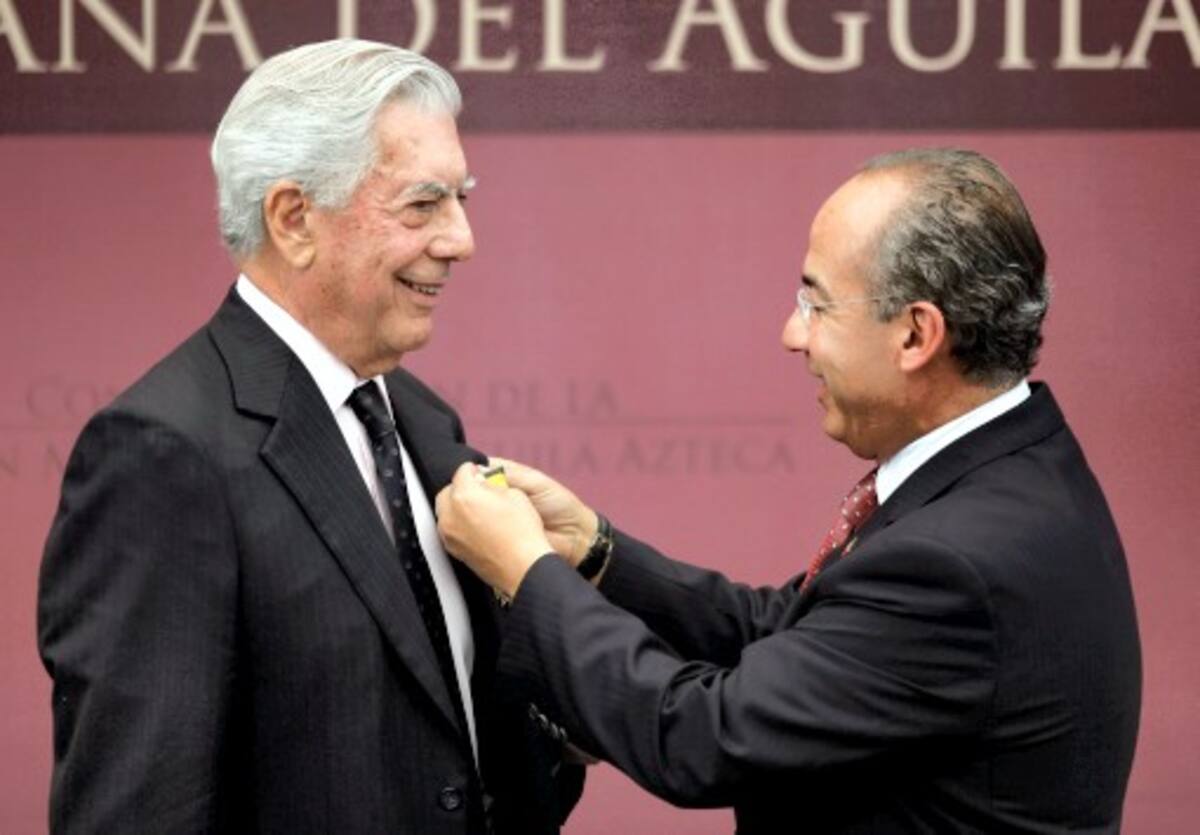 El gobierno de México, en cabeza de su presidente Felipe Calderón condecoró a Mario Vargas Llosa, Premio Nobel de Literatura 2010. AP