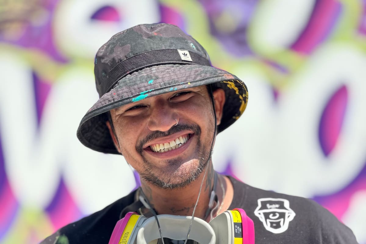 Él es Marion.Ve, el inspirador artista tras los grafitis de Sonríe